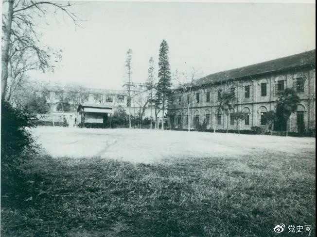 　　1927年3月18日，毛澤東出席在武昌舉行的河南武裝農民代表大會(huì )，并作湖南農運狀況報告。圖為大會(huì )會(huì )場(chǎng)——武昌農講所大操場(chǎng)。