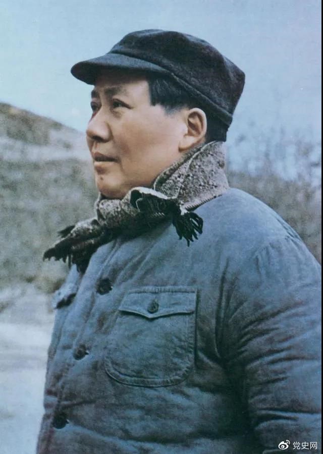 　　1947年3月18日，中共中央機關(guān)主動(dòng)撤離延安。毛澤東和周恩來(lái)、任弼時(shí)等繼續留在陜北，指揮全國人民解放戰爭。這是轉戰陜北前夕的毛澤東。